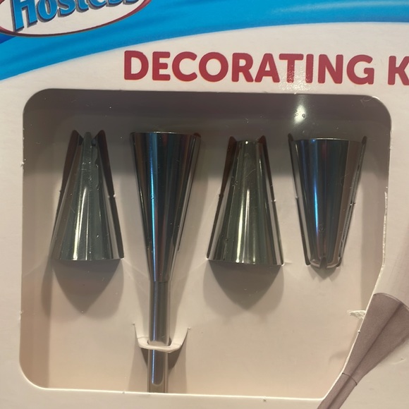 New in box HOSTESS DECORATING KIT 12 pieces - Picture 5 of 6